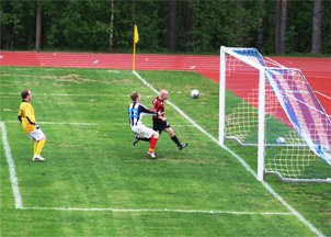 Kultsu FC:n no. 21 Aki Sepp�l� tarjoaa iltakahvit Joensuun maalivahdille ja puolustajalle tehden tilastomerkinn�ksi 1 � 0